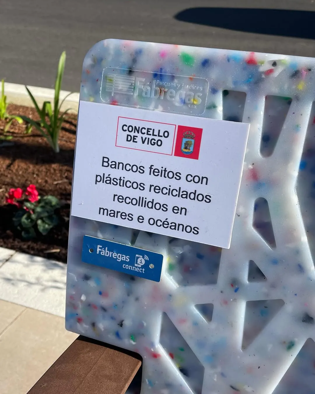 Bancos hechos con plásticos reciclados recogidos en mares y océanos