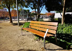 Bancs i cadires de fusta per a parcs