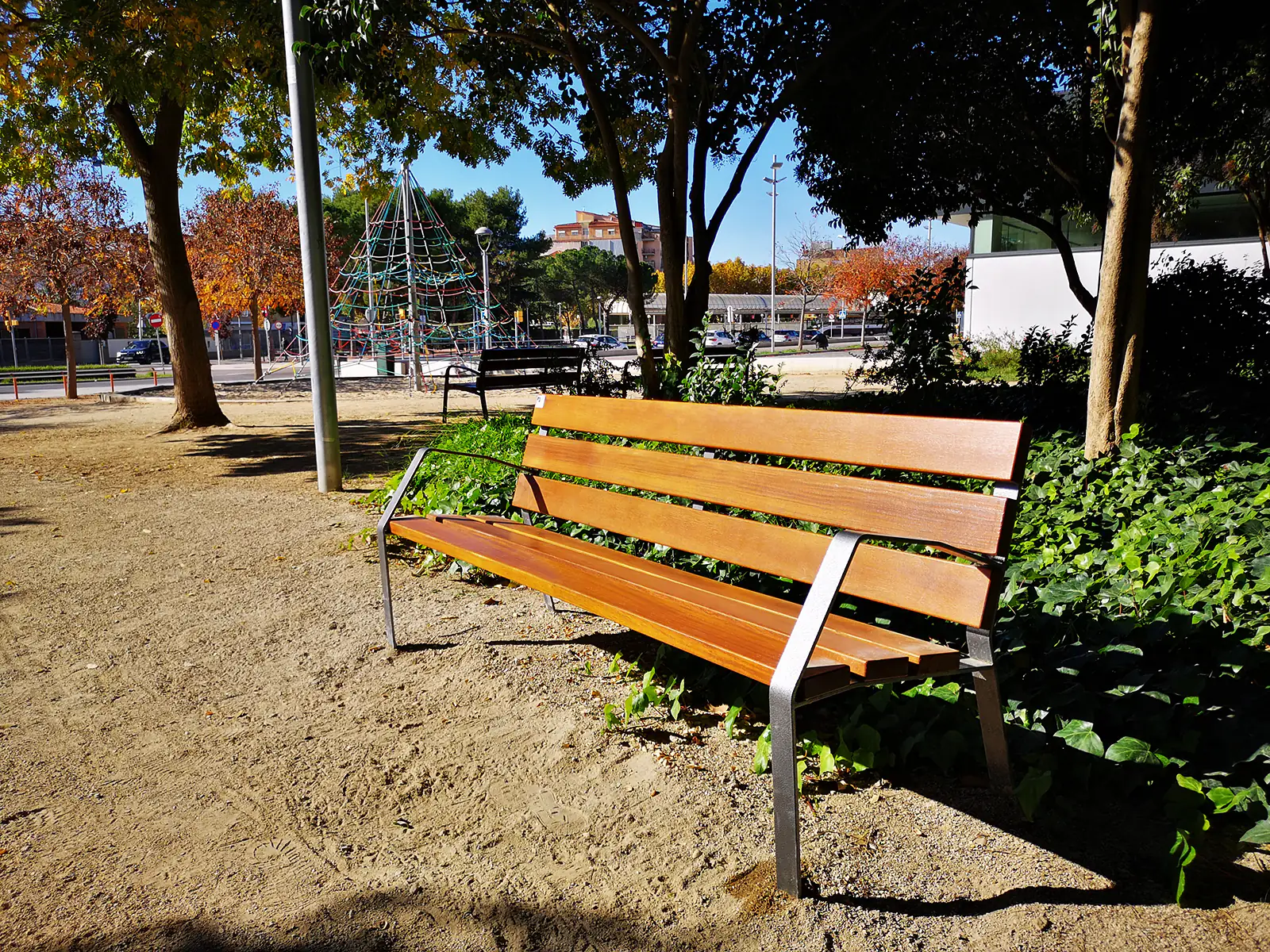 Bancs i cadires de fusta per a parcs