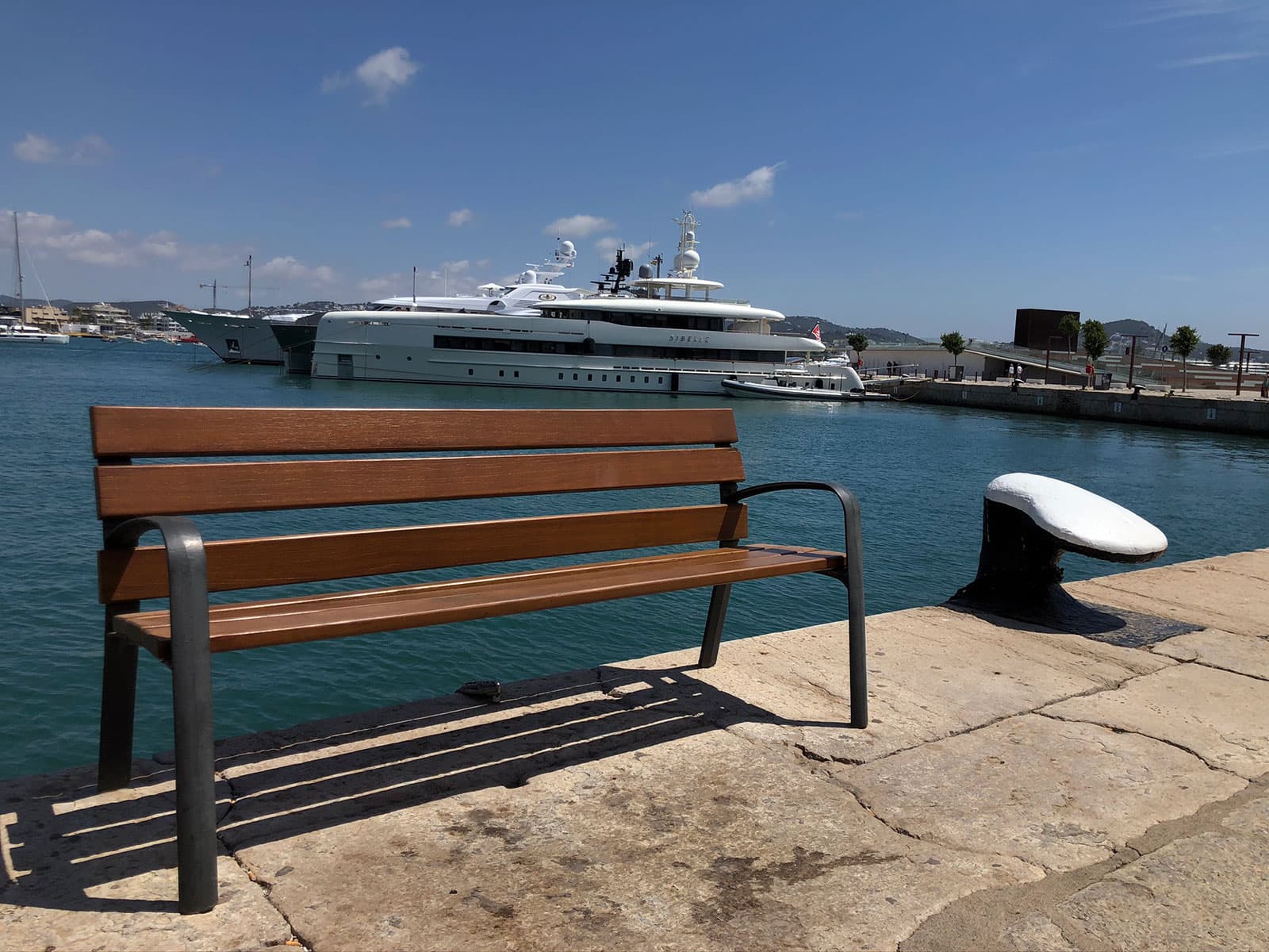 Bancs en bois dans le port d'Ibiza - 2021