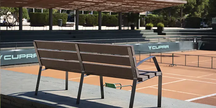Banco sostenible para gradas de pista de tenis Banco sostenible para gradas de pista de tenis