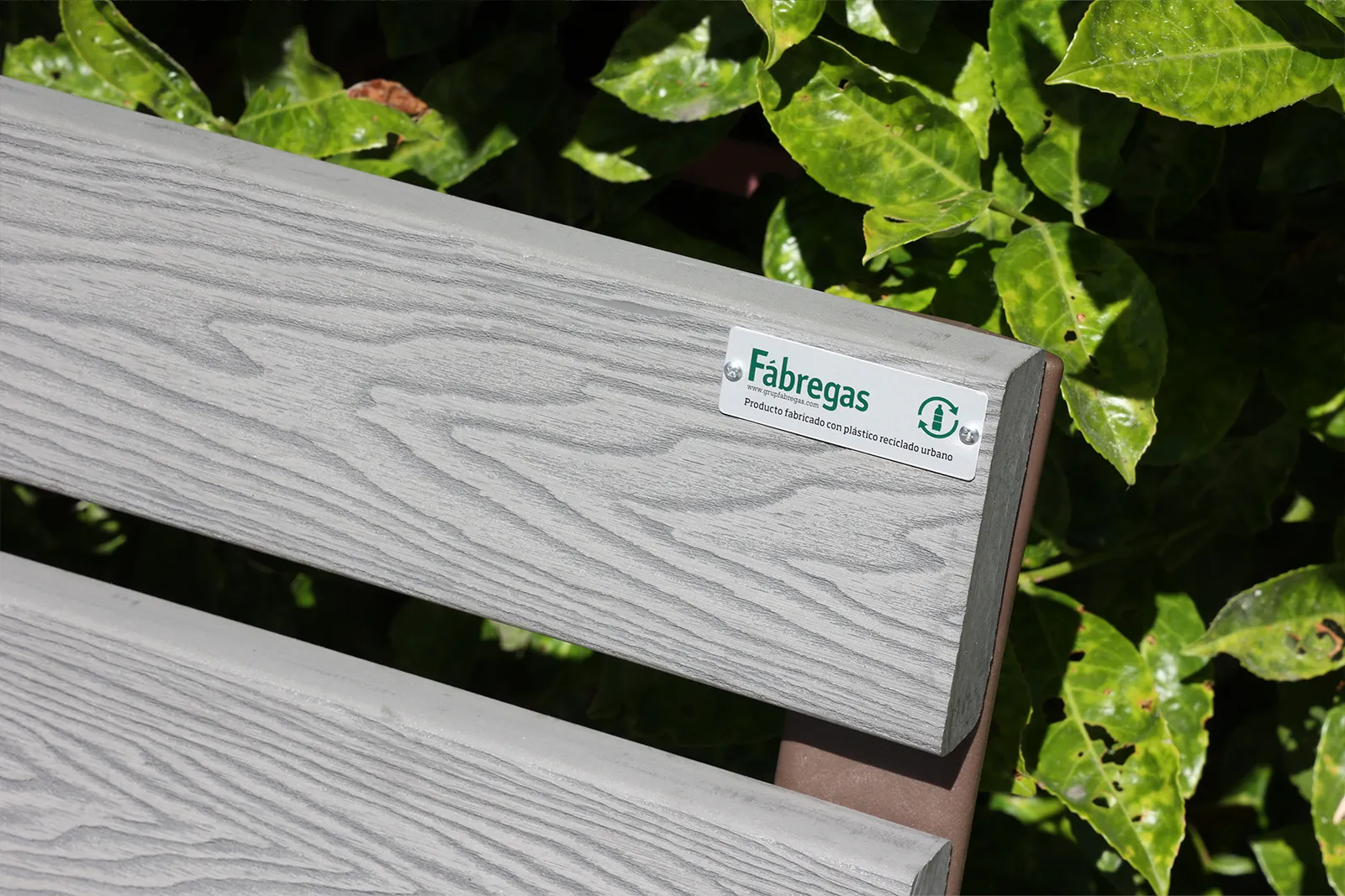 Banco ECOCITY en plástico reciclado · Color gris personalizado