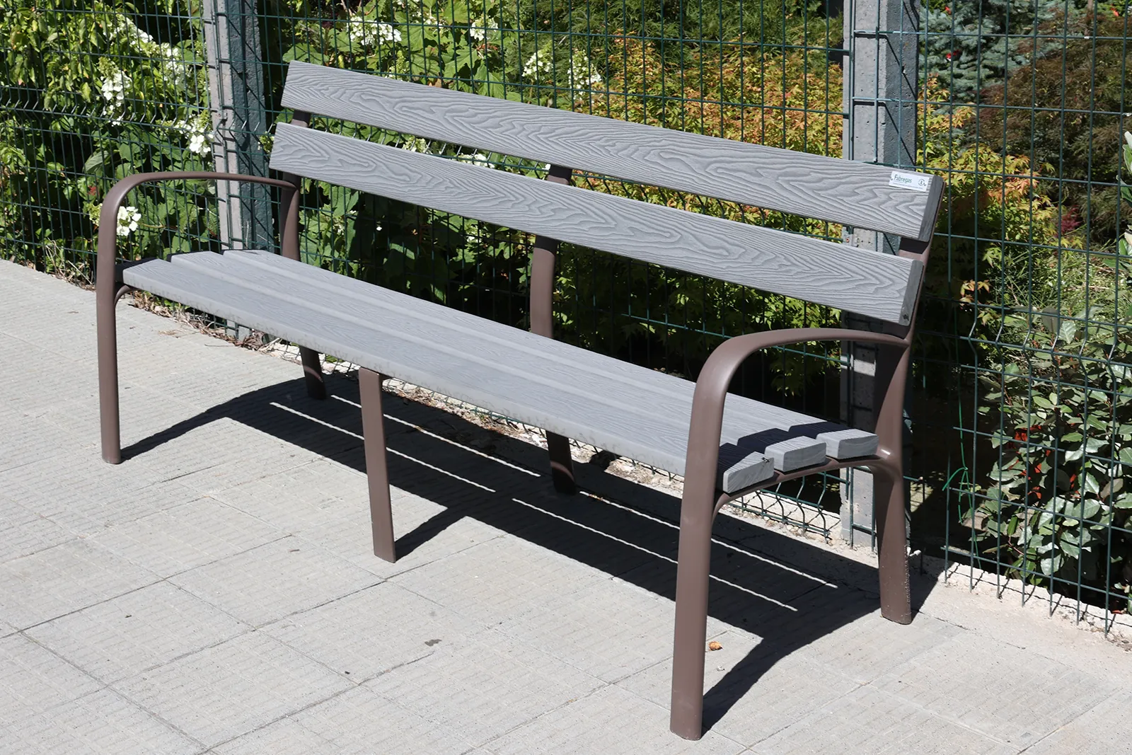 Banco ECOCITY en plástico reciclado · Color gris personalizado