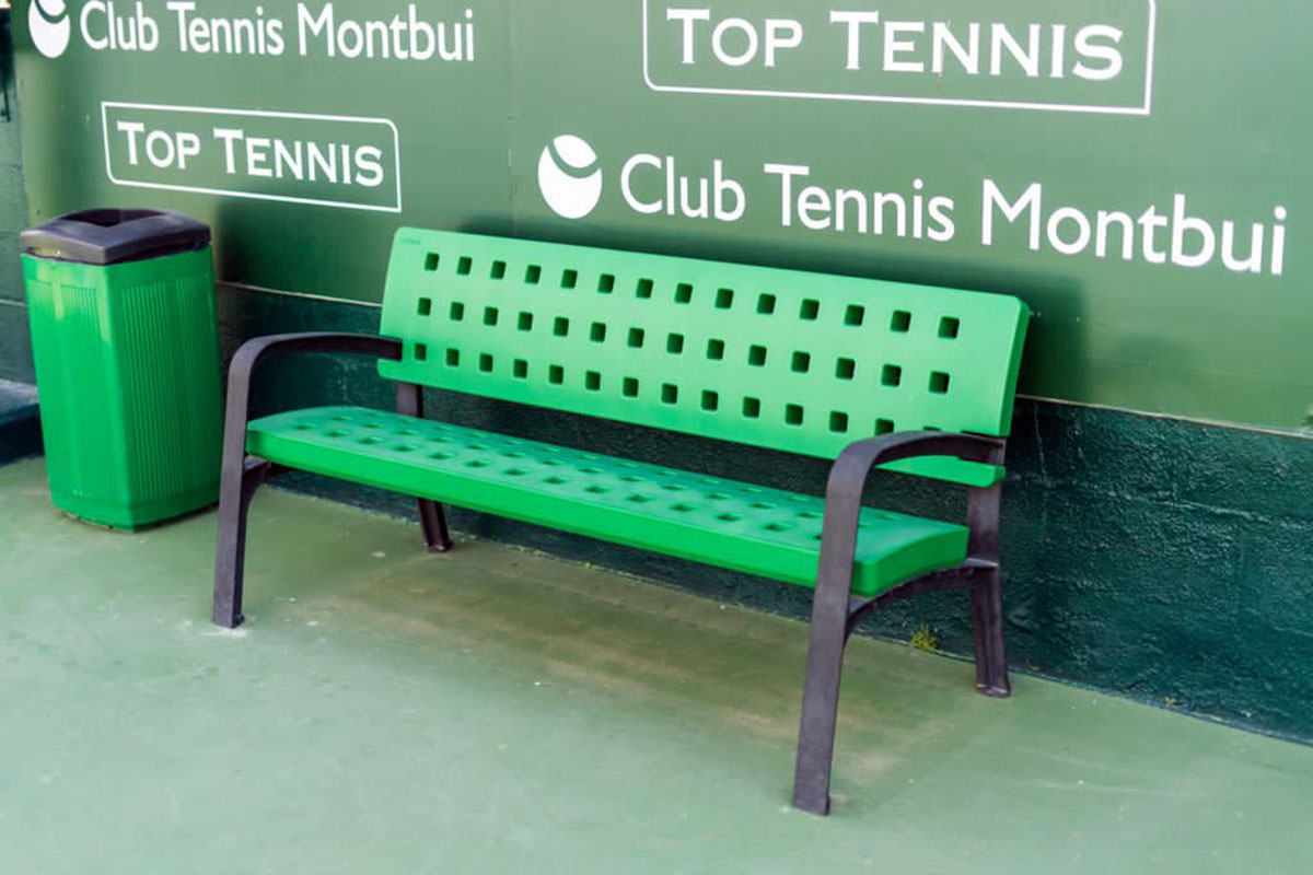 Bancs et poubelles en polyéthylène au club de tennis - 2021