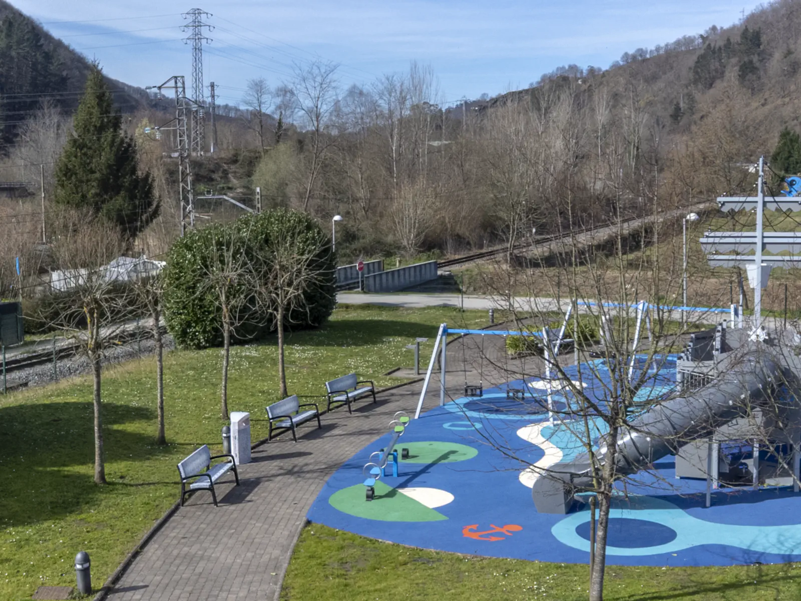 Bancos y papeleras para zonas infantiles