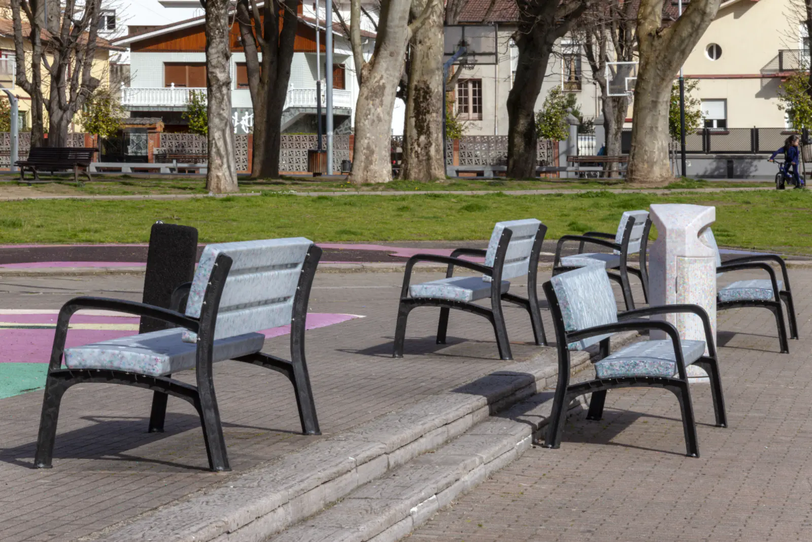 Bancos y papeleras para zonas infantiles Bancos y papeleras para zonas infantiles