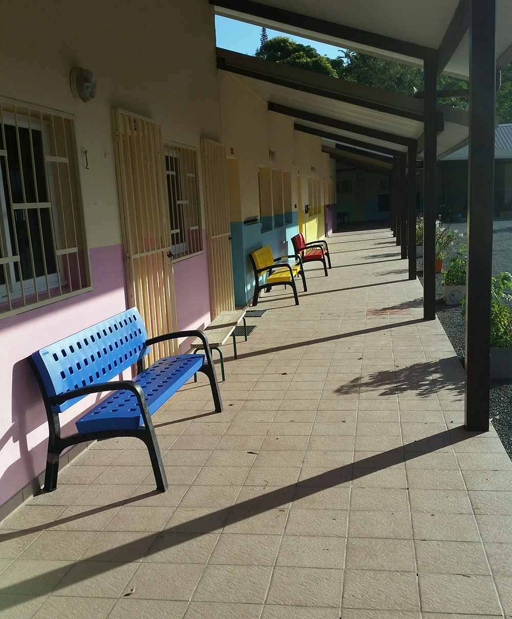 Bancos de plástico de colores en escuela de Nueva Caledonia
