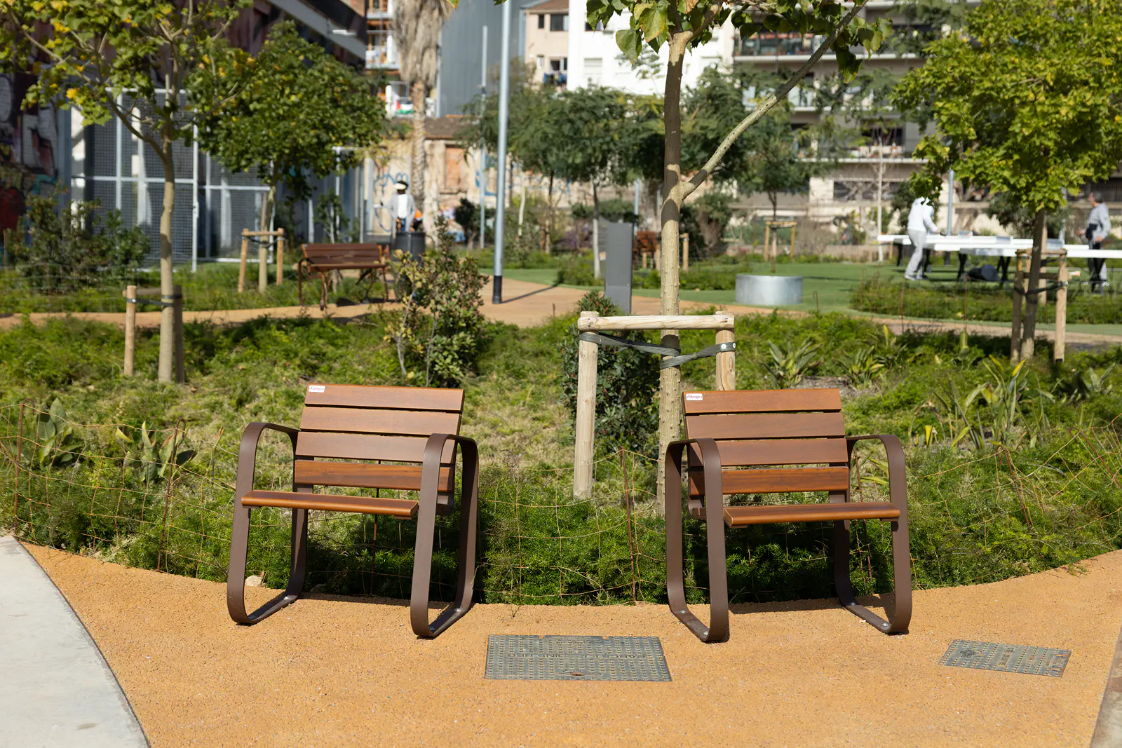 Bancos y sillas Marina Mar en el nuevo parque de Can Batlló Bancos y sillas Marina Mar en el nuevo parque de Can Batlló