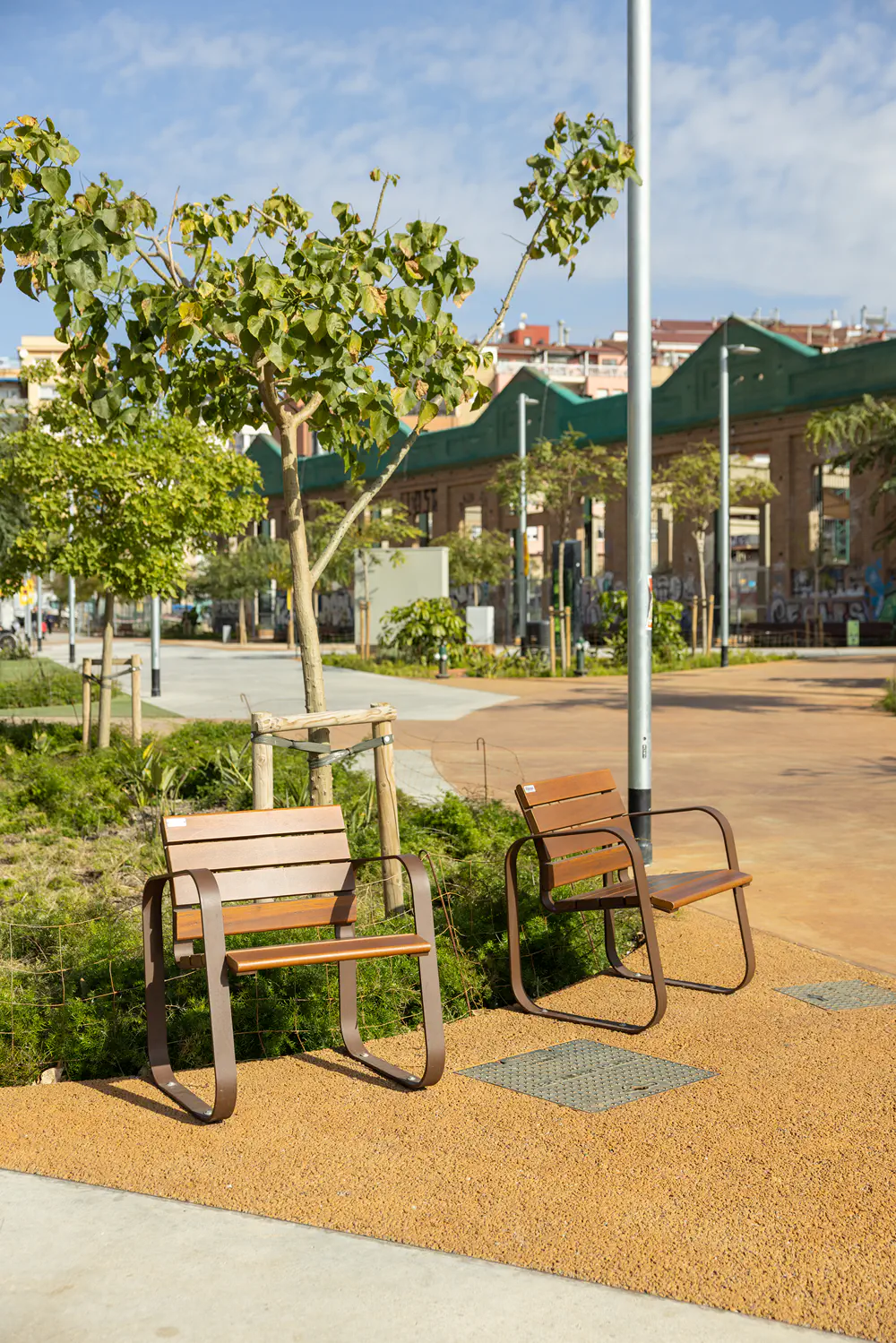Bancos y sillas Marina Mar en el nuevo parque de Can Batlló Bancos y sillas Marina Mar en el nuevo parque de Can Batlló