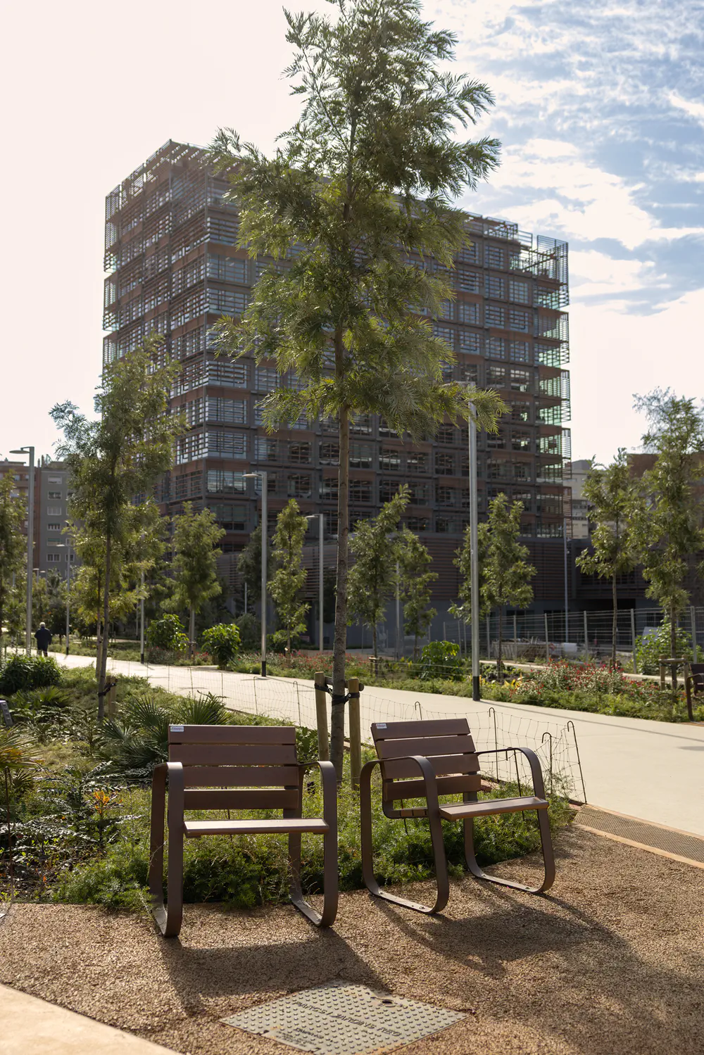 Bancos y sillas Marina Mar en el nuevo parque de Can Batlló Bancos y sillas Marina Mar en el nuevo parque de Can Batlló