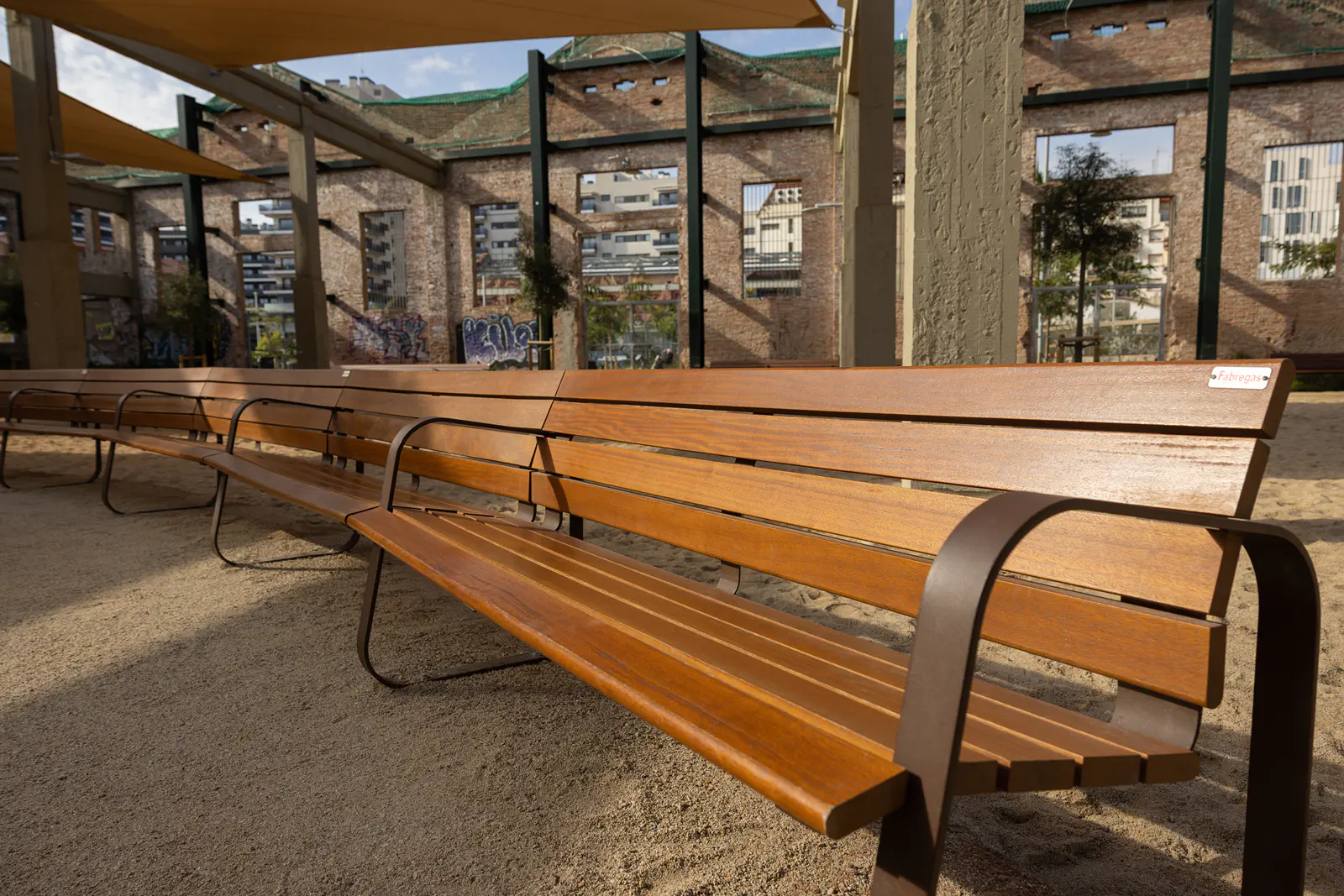 Bancos y sillas Marina Mar en el nuevo parque de Can Batlló Bancos y sillas Marina Mar en el nuevo parque de Can Batlló