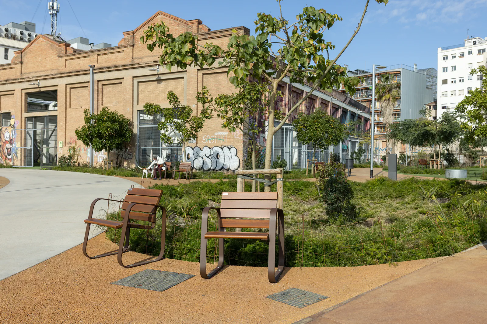 Bancos y sillas Marina Mar en el nuevo parque de Can Batlló Bancos y sillas Marina Mar en el nuevo parque de Can Batlló