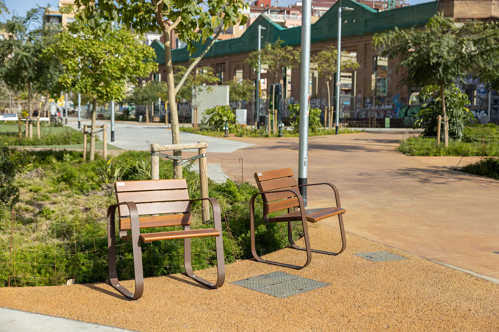 Bancos y sillas Marina Mar en el nuevo parque de Can Batlló Bancos y sillas Marina Mar en el nuevo parque de Can Batlló