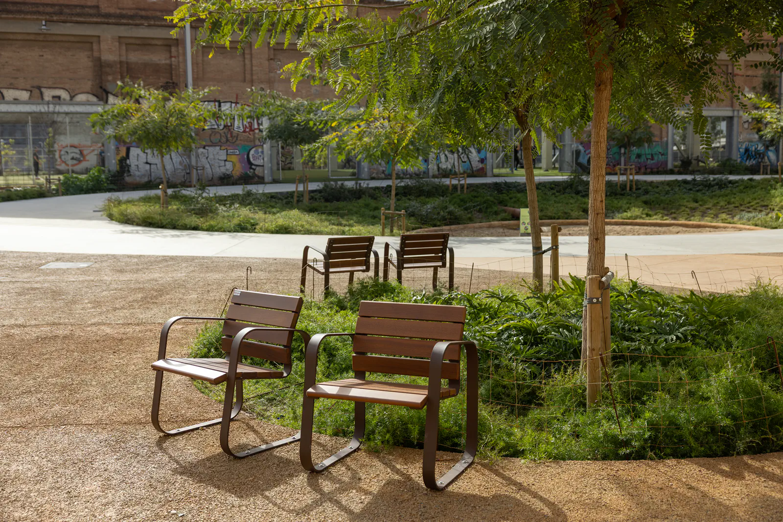 Bancos y sillas Marina Mar en el nuevo parque de Can Batlló Bancos y sillas Marina Mar en el nuevo parque de Can Batlló