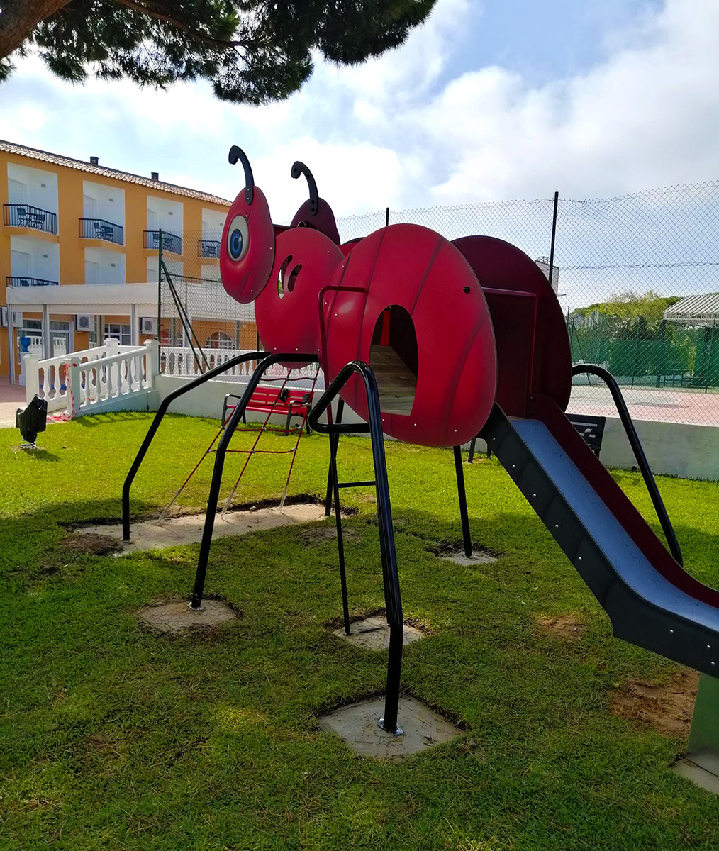 Hormiga tobogán parque infantil en Huelva