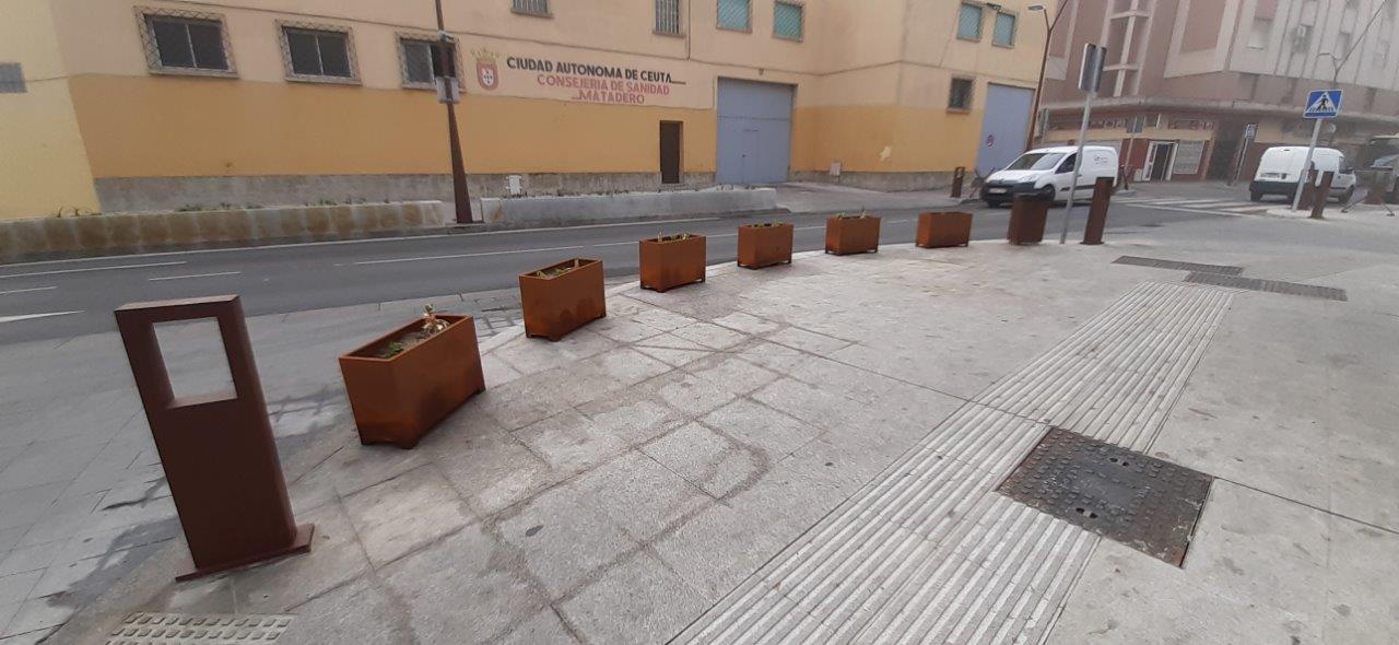 Manufacture and installation of custom planters in corten oxide steel, for the city of Ceuta.