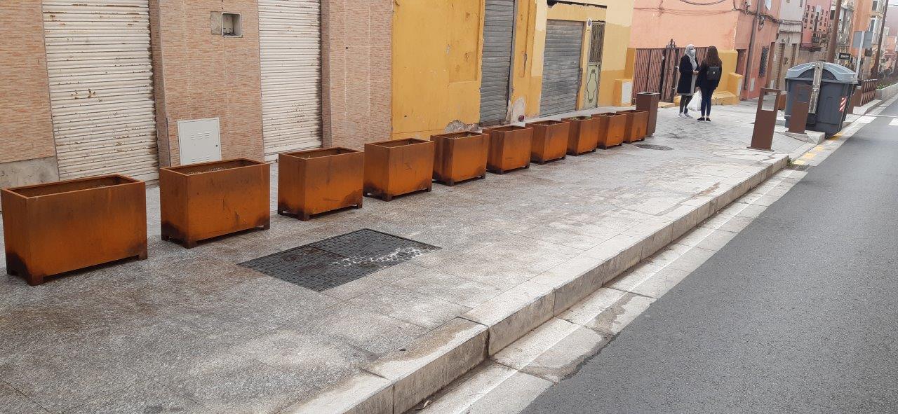 Fabrication et installation de jardinières sur mesure en acier à l'oxyde de corten, pour la ville de Ceuta.