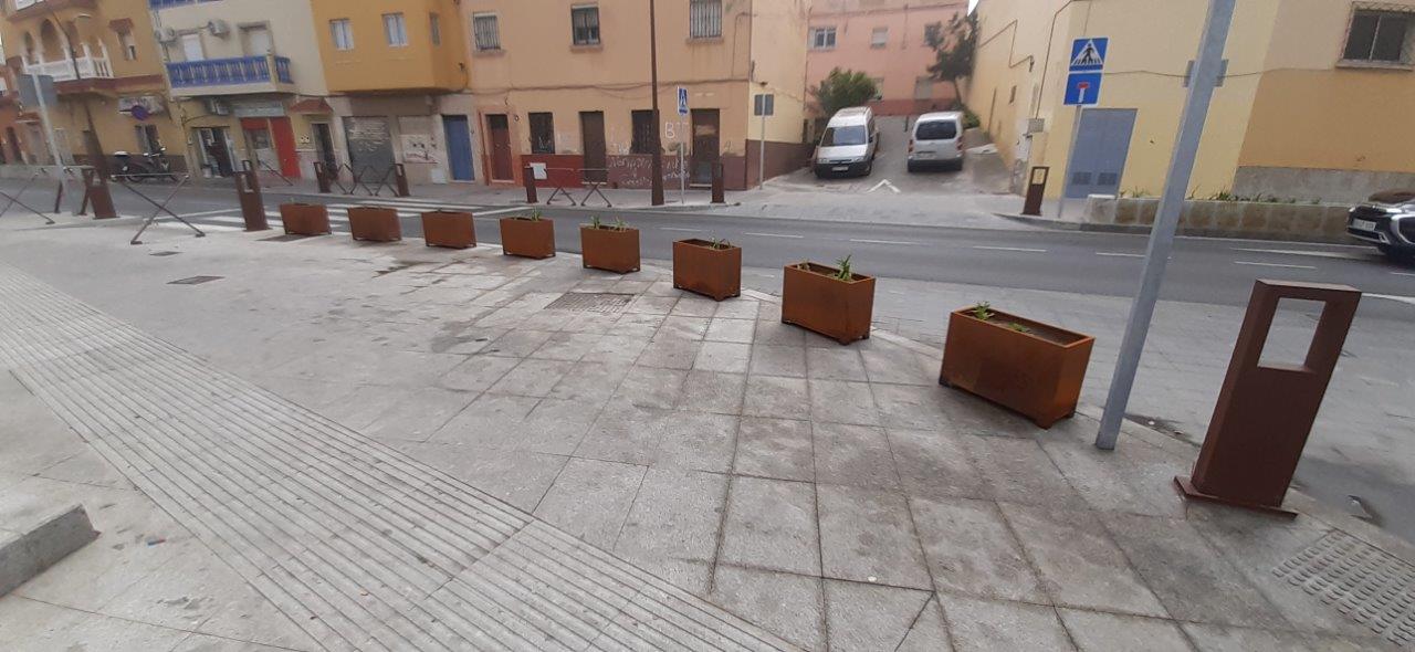 Manufacture and installation of custom planters in corten oxide steel, for the city of Ceuta.