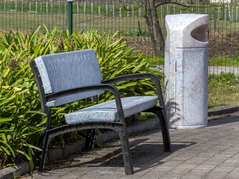 Bancos y papeleras para zonas infantiles