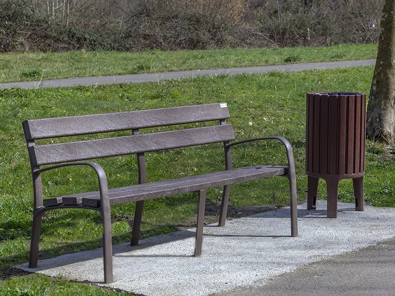 Bancos y papeleras en polietileno de alta densidad