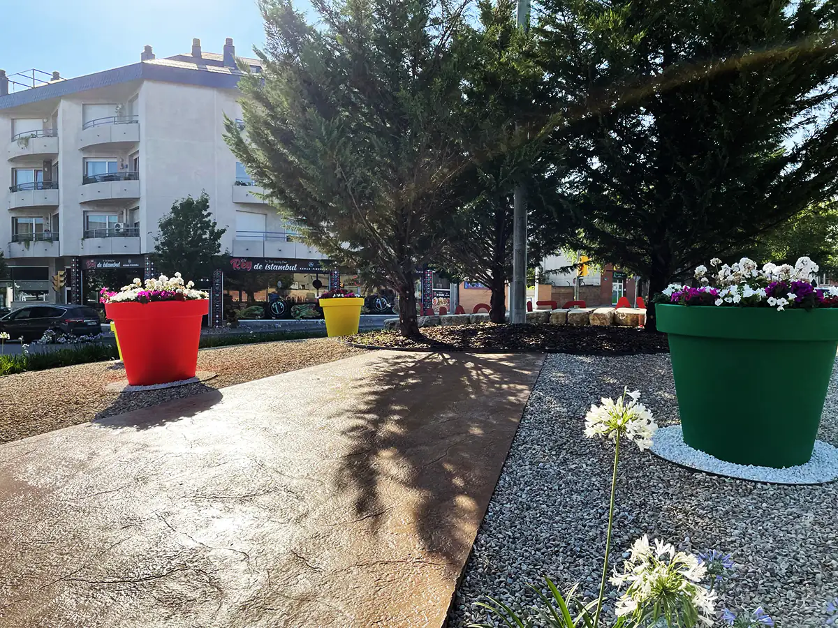 Pots de fleurs colorés dans un rond-point