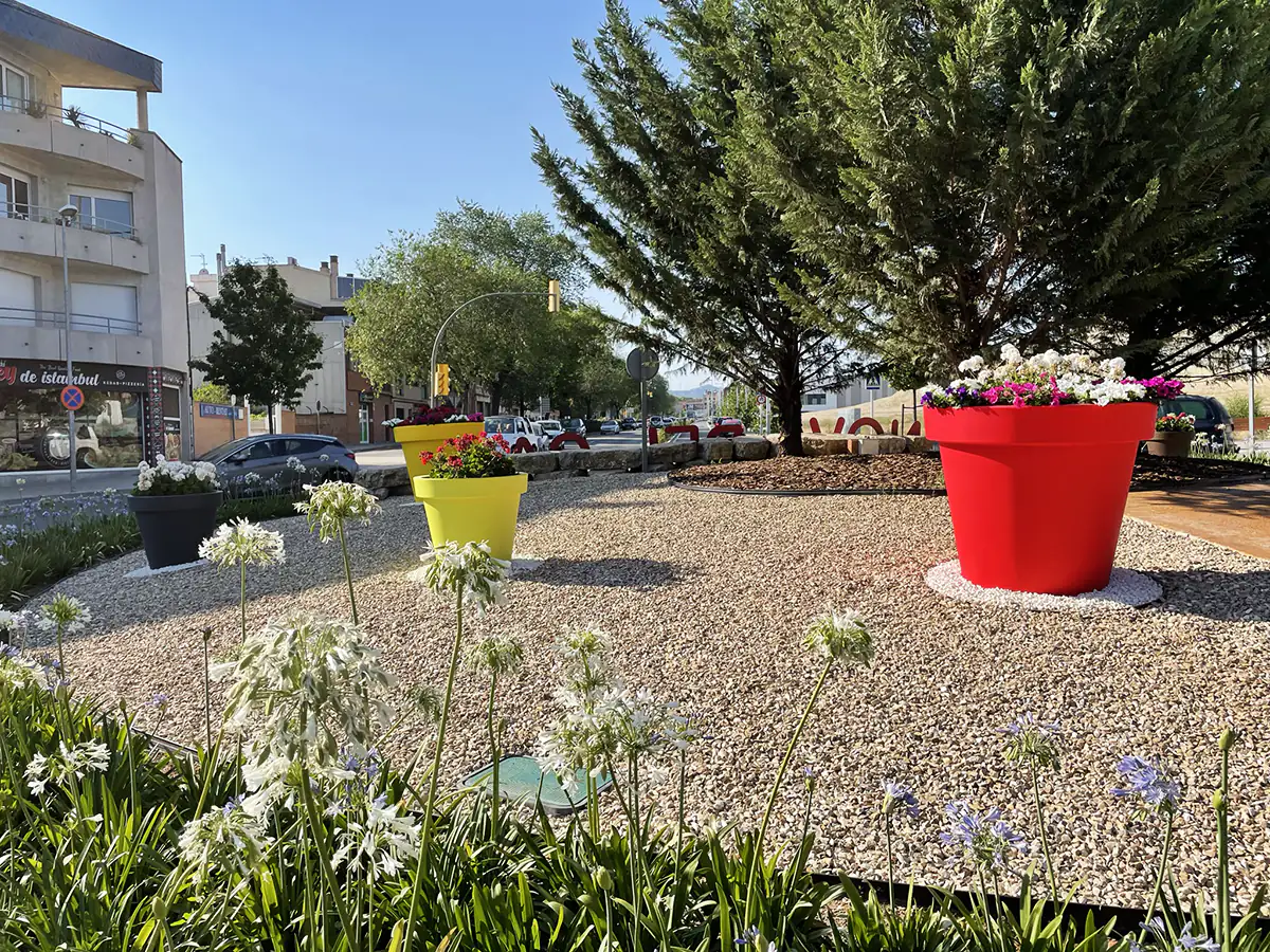 Pots de fleurs colorés dans un rond-point