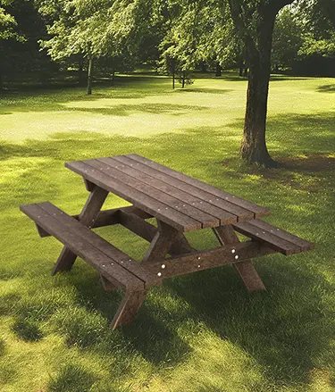 Tables pique-nique en matériaux recyclés