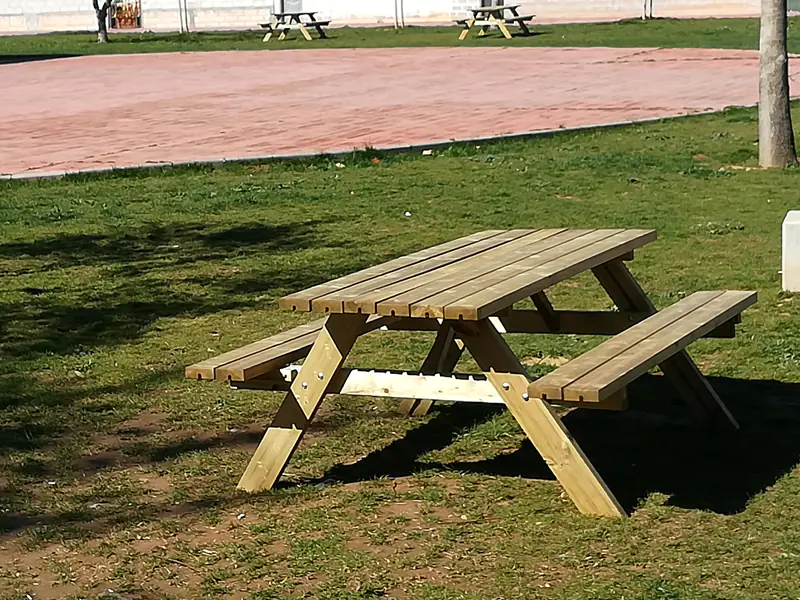 mesas de picnic y bancos