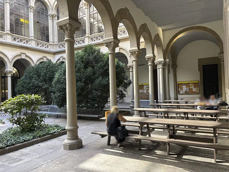 Mesas de picnic en la Facultad de Medicina de Barcelona