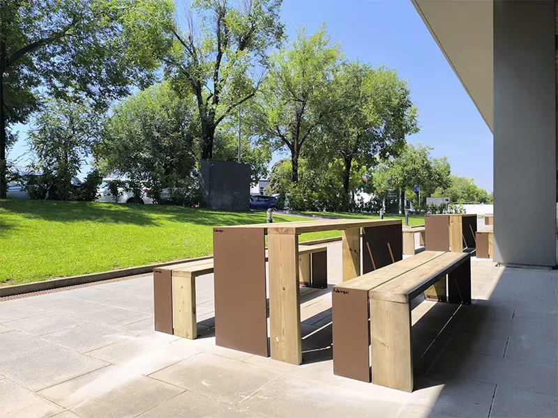 Taules de pícnic Tauló a l’exterior d’un edifici d’oficines, Sant Cugat del Vallès – 2026