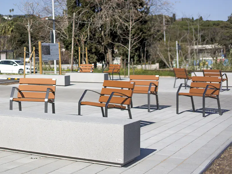 Sillas de madera y bancos de hormigón