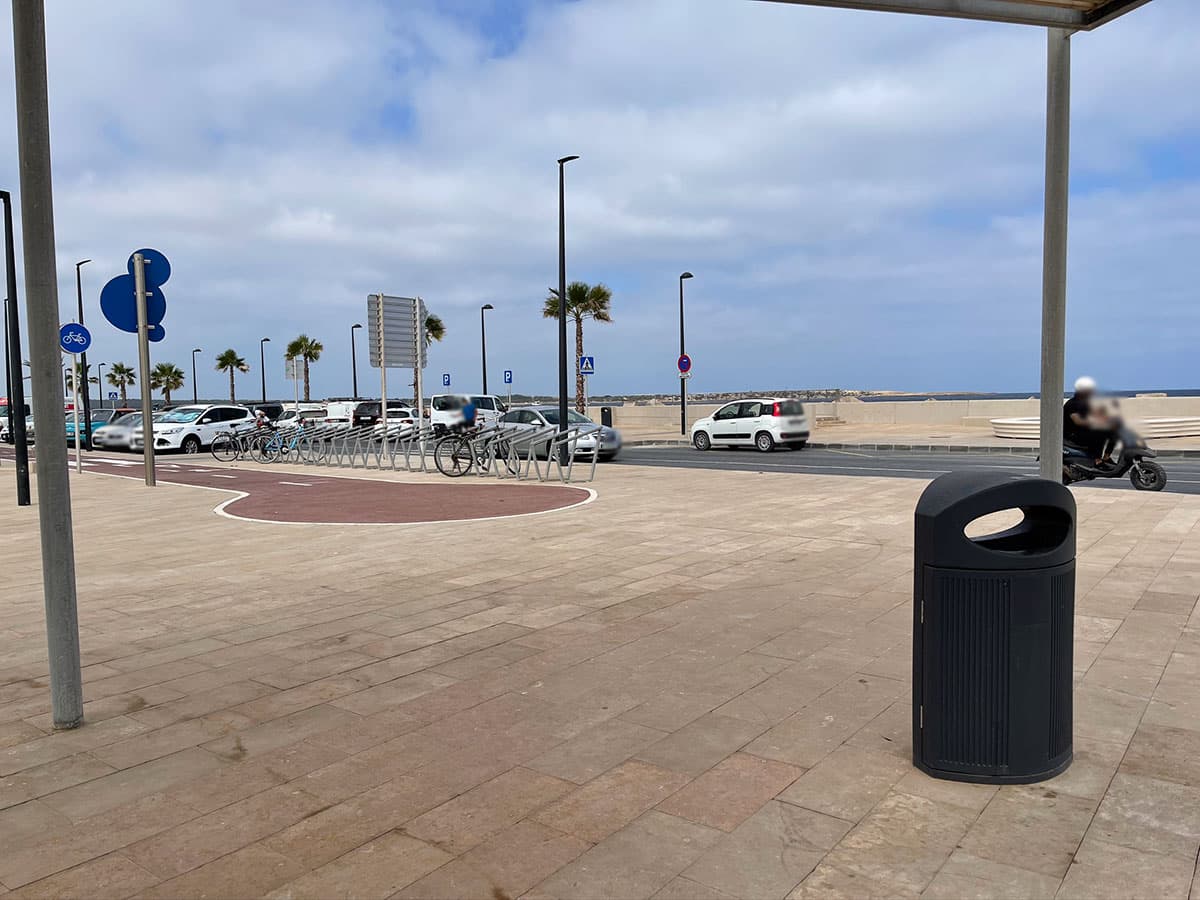 Installation de poubelles et de bornes à Formentera