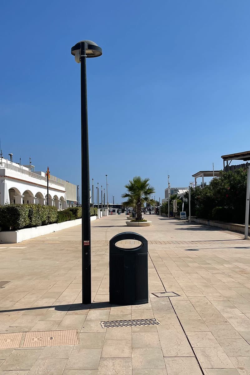Instal·lació de papereres i pilones a Formentera