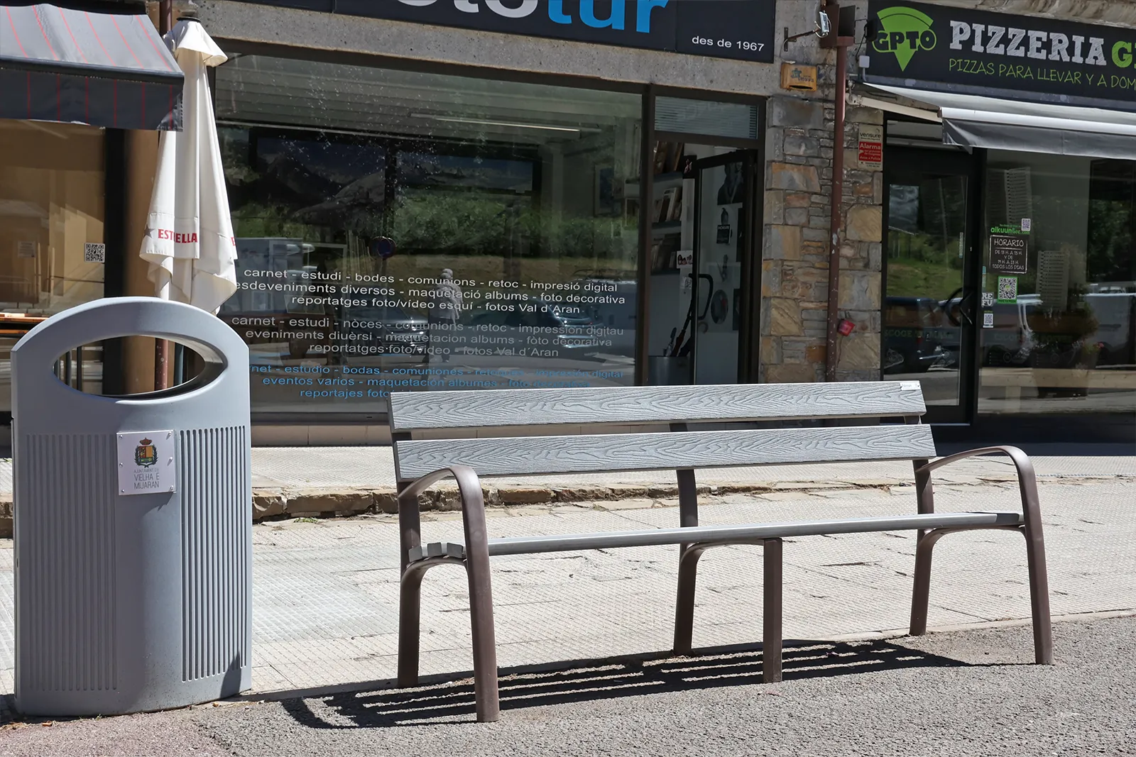 Papeleras IBIZA URBAN con logo del ayuntamiento y cenicero integrado