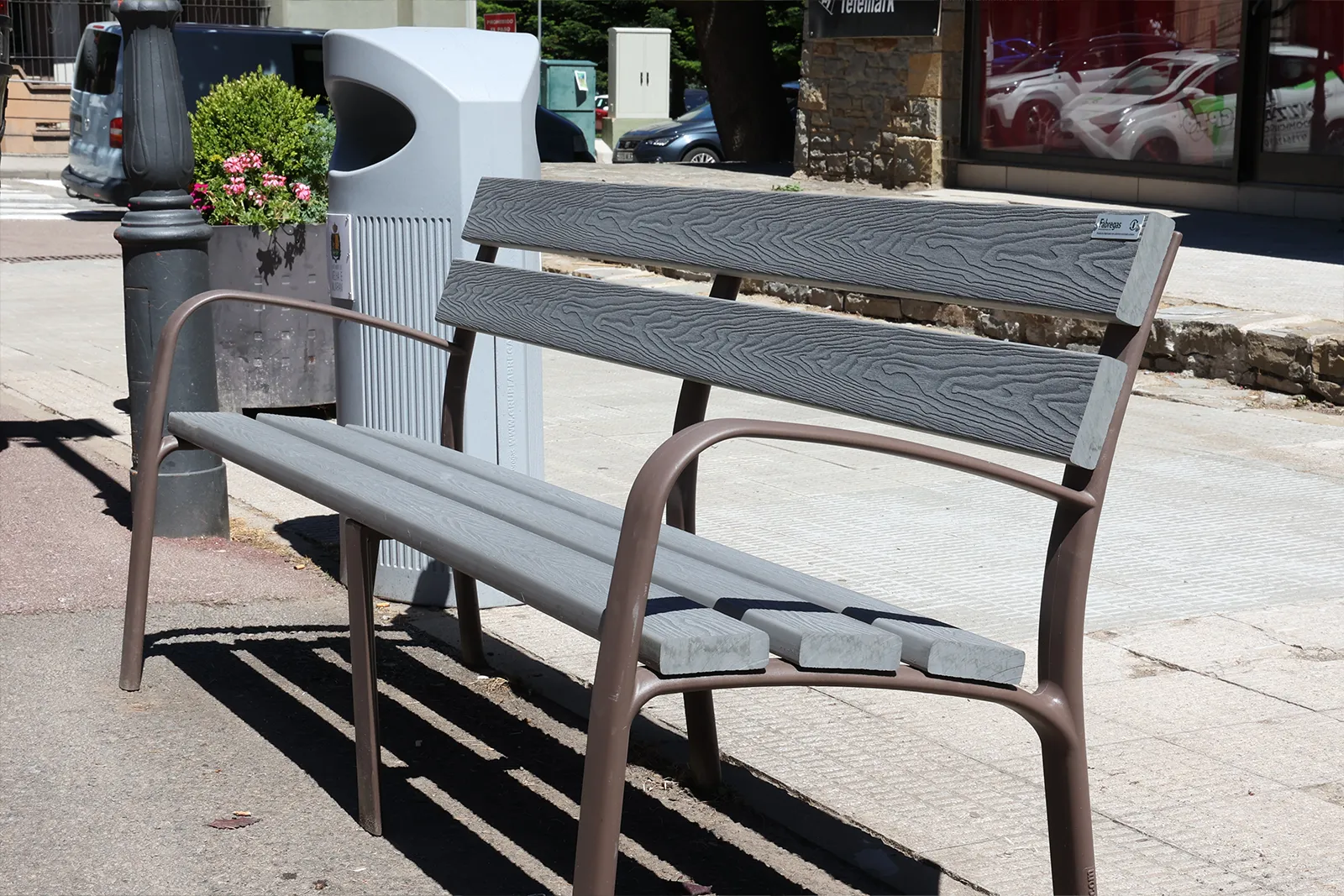Banco ECOCITY en plástico reciclado · Color gris personalizado