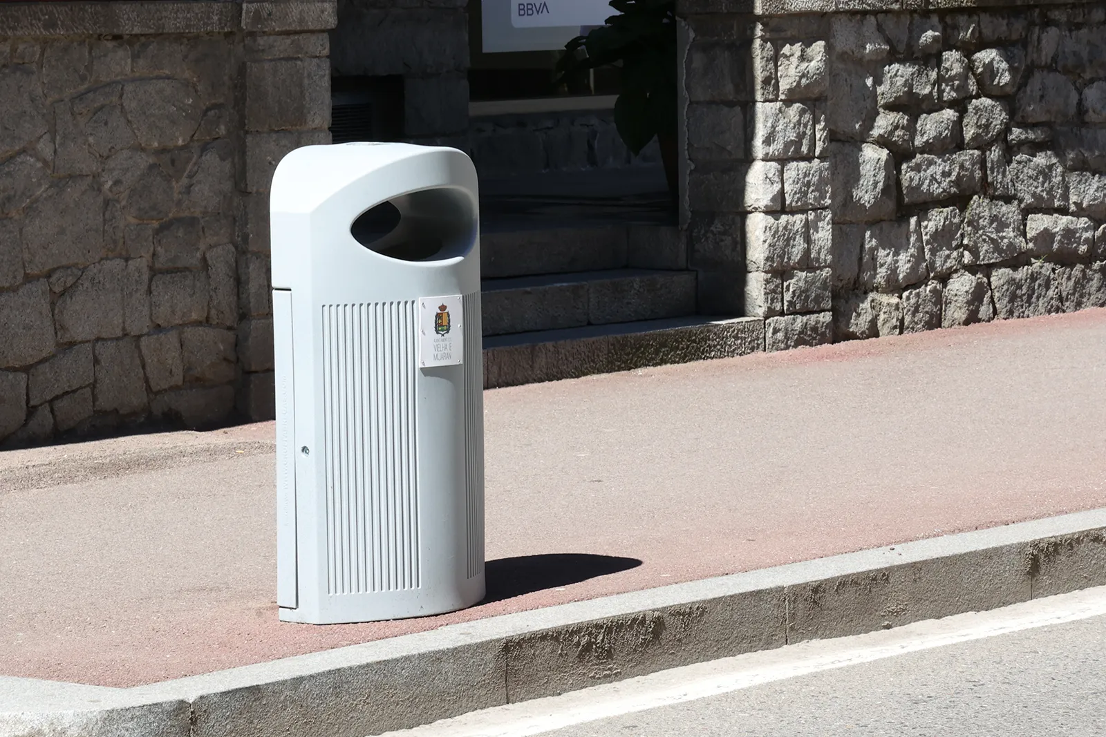 Papeleras IBIZA URBAN con logo del ayuntamiento y cenicero integrado