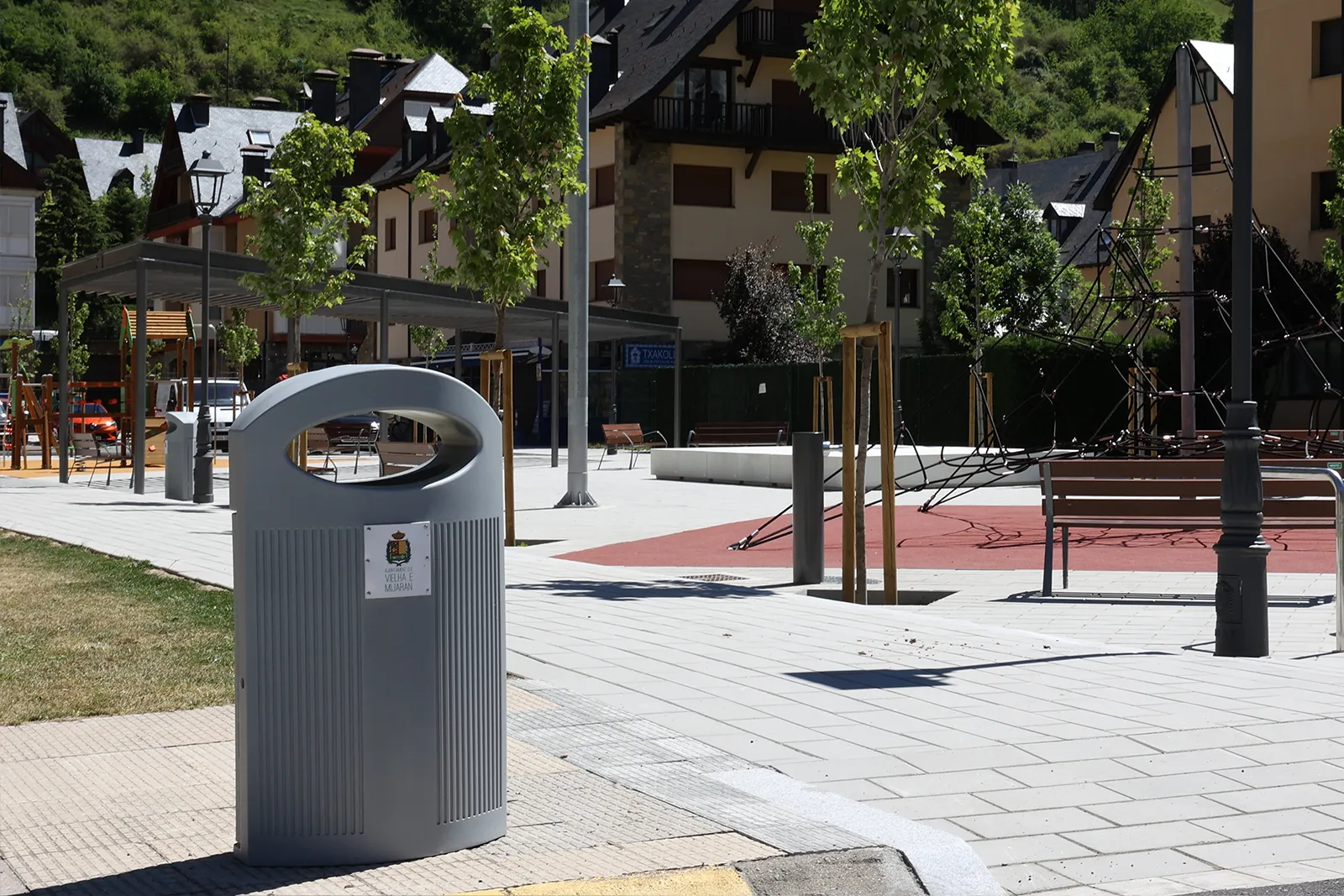 Papeleras IBIZA URBAN con logo del ayuntamiento y cenicero integrado