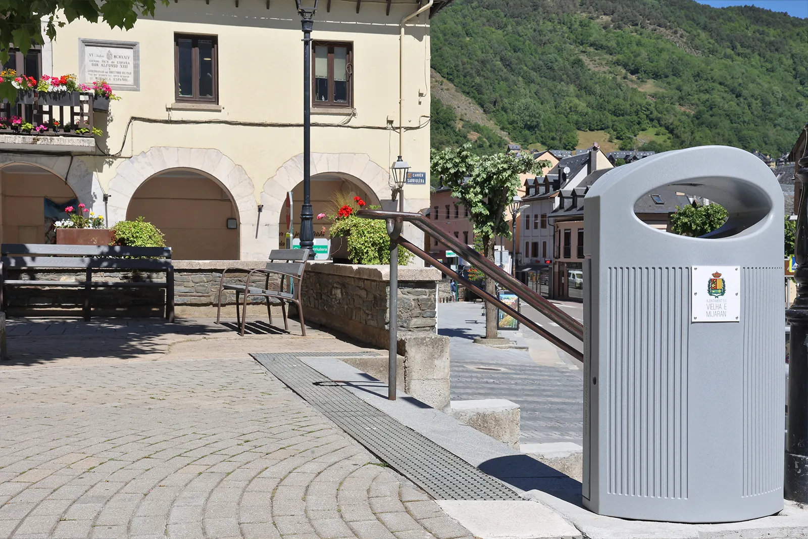Papeleras IBIZA URBAN con logo del ayuntamiento y cenicero integrado