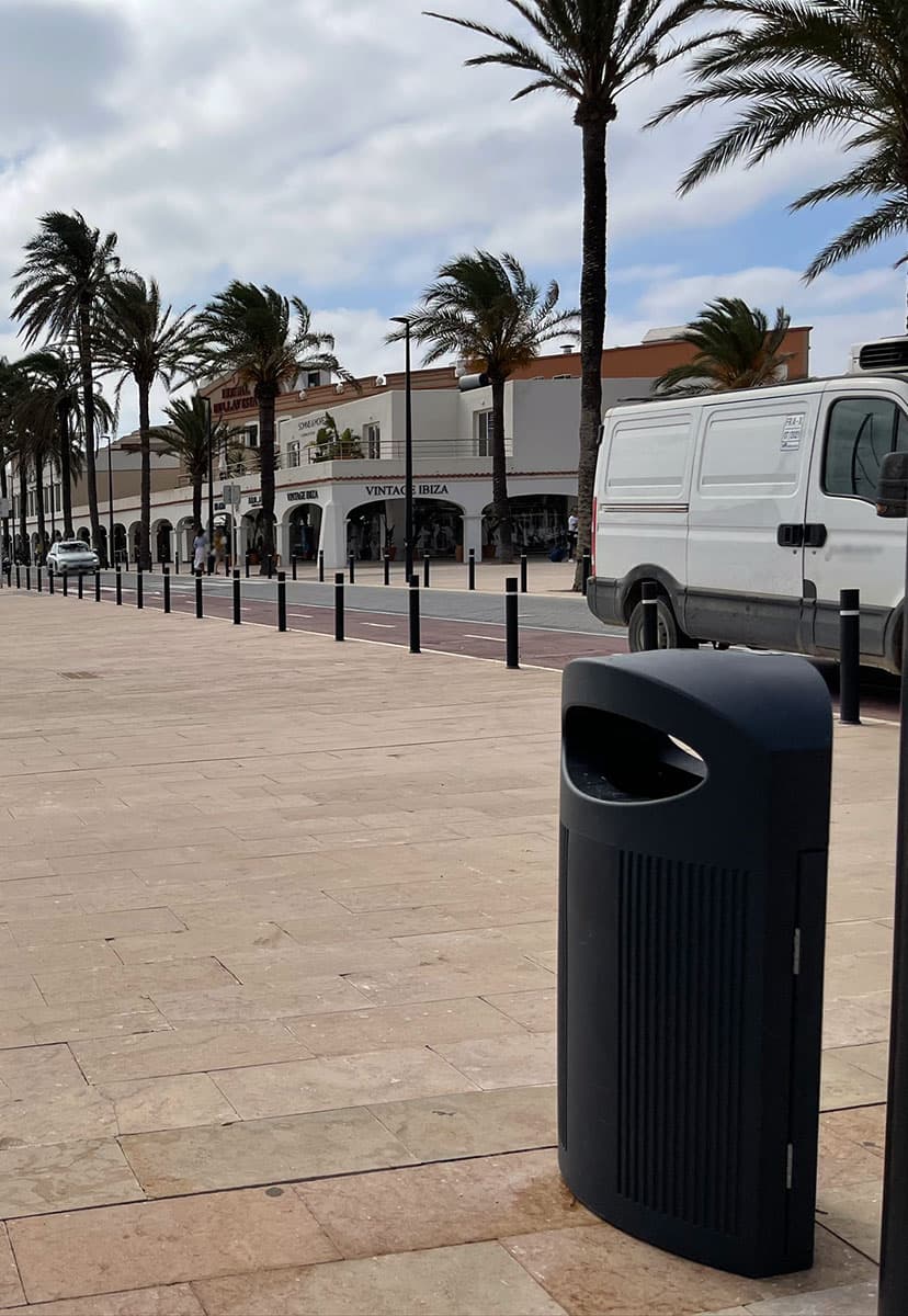 Instal·lació de papereres i pilones a Formentera