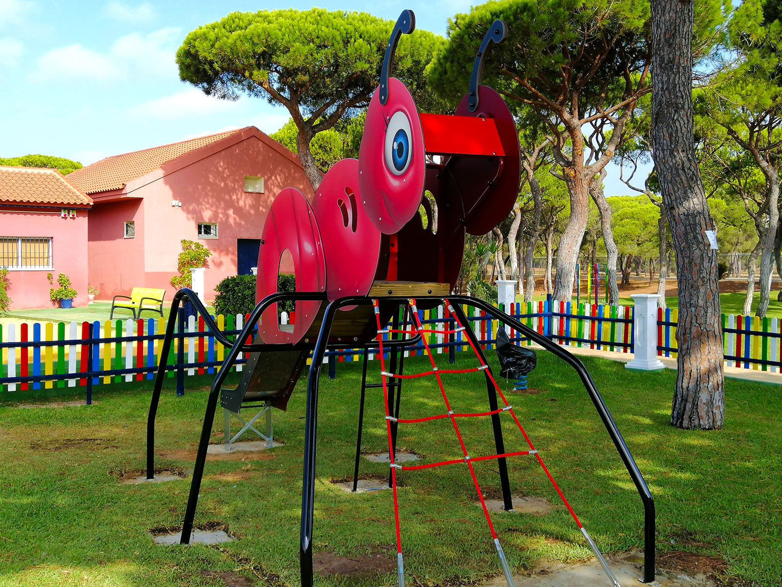 Parque infantil con hormiga tobogán