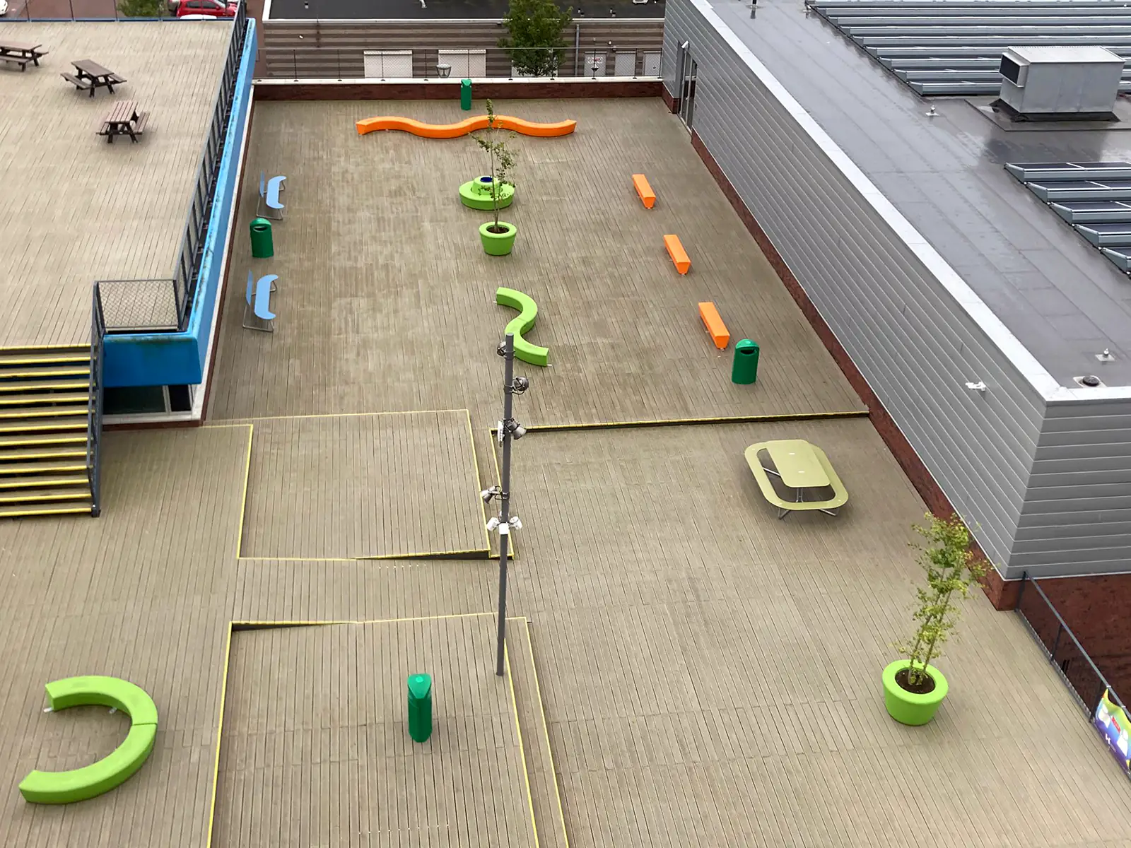 Papeleras para patio de colegio en Holanda