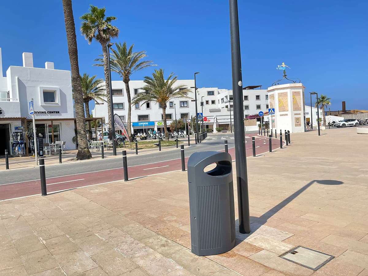 Installation de poubelles et de bornes à Formentera
